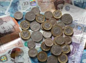 Read more about the article Oszczędzanie pieniędzy w UK – wskazówki i porady