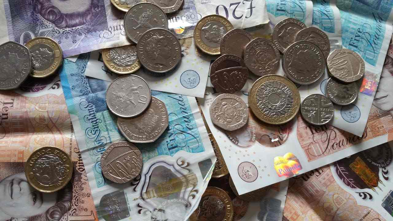 Read more about the article Minimalna płaca w UK – najważniejsze informacje